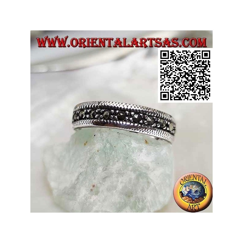 Bague en argent à moitié cloutée de marcassite