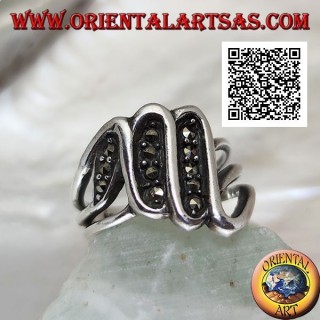 Anillo de plata Triple S que forma tres segmentos tachonados con marcasita