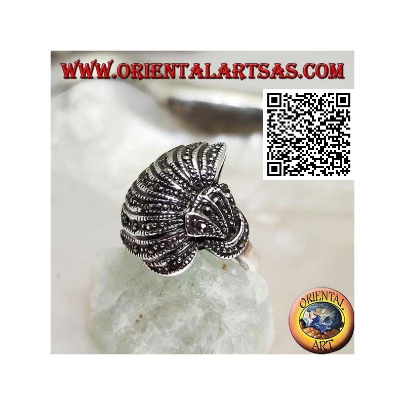 Bague en argent dans un éventail convexe parsemé de marcassite