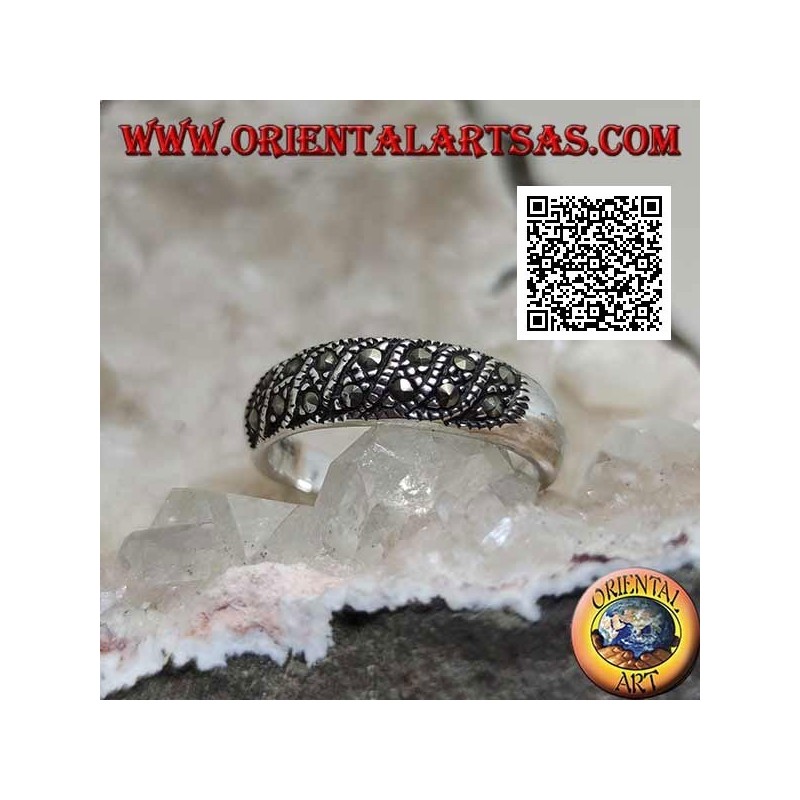 Bague à bande étroite en argent avec lignes obliques en marcassite sur le devant