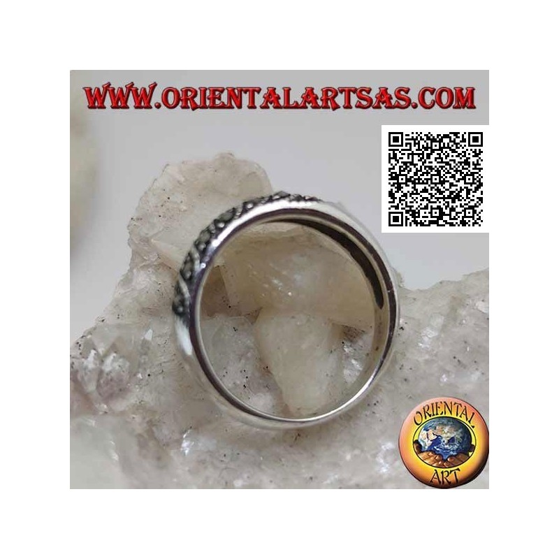 Bague à bande étroite en argent avec lignes obliques en marcassite sur le devant