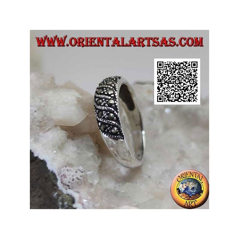 Anello in argento a fascia stretta con linee oblique di marcassite sul davanti