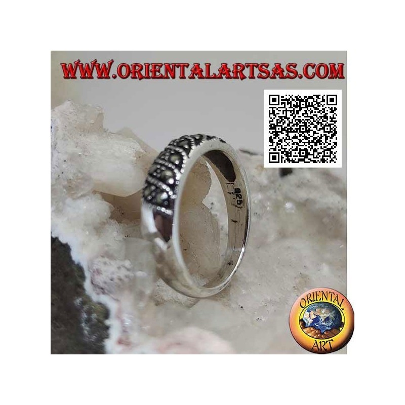 Anillo de plata de banda estrecha con líneas oblicuas de marcasita en el frente