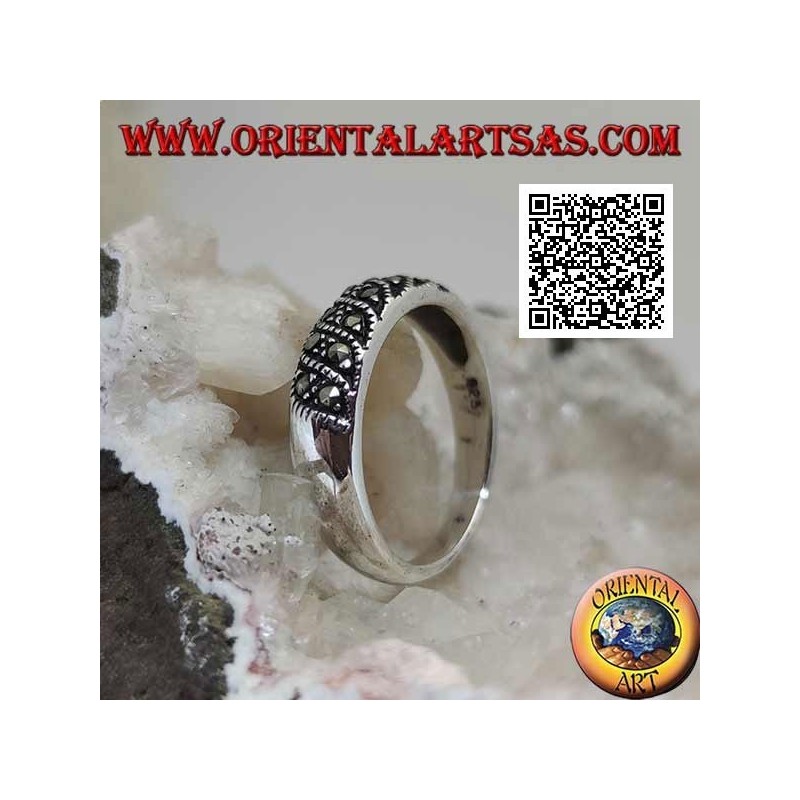 Anillo de plata de banda estrecha con líneas oblicuas de marcasita en el frente