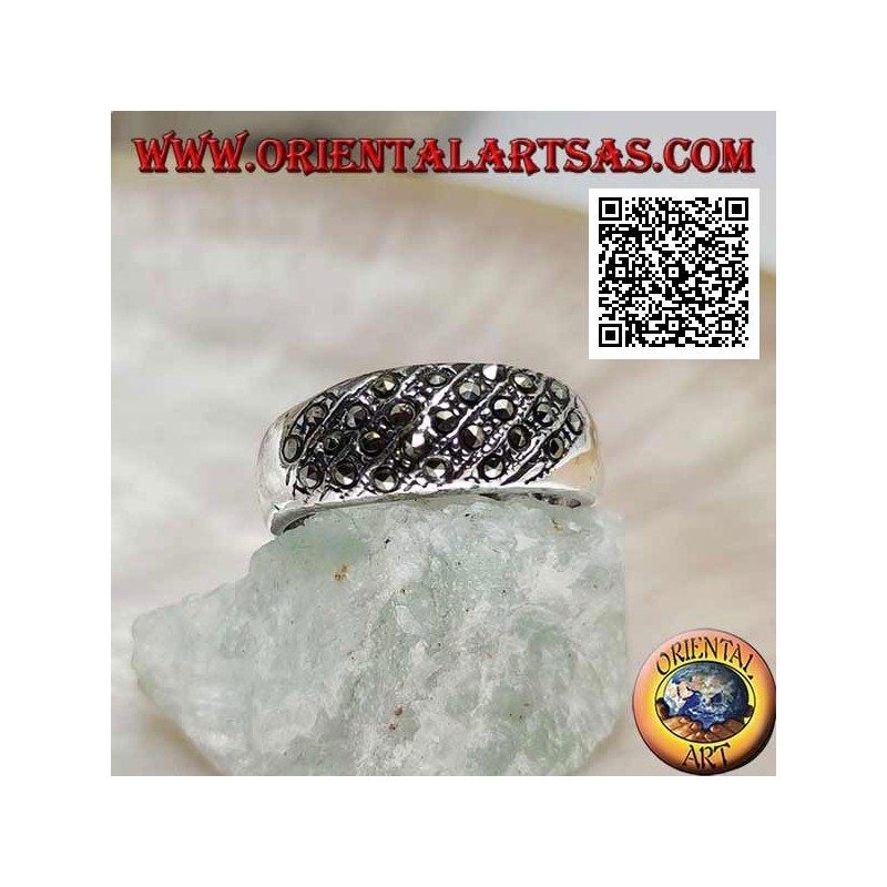Anello in argento a fascia larga con linee oblique di marcassite sul davanti