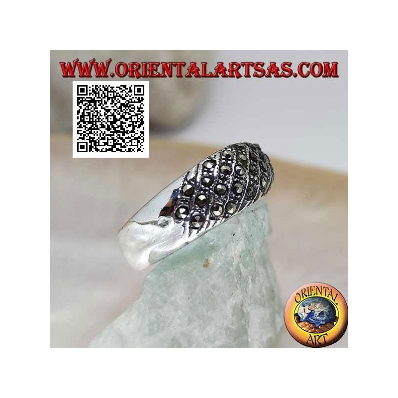 Anello in argento a fascia larga con linee oblique di marcassite sul davanti