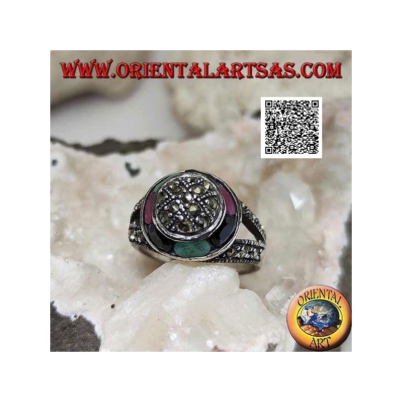 Anello in argento a cupola tempestata di marcassite e anello circolare di smeraldi, rubini e zaffiri ovali naturali