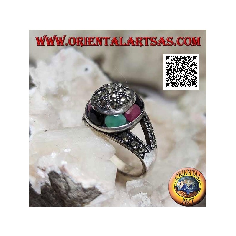 Anello in argento a cupola tempestata di marcassite e anello circolare di smeraldi, rubini e zaffiri ovali naturali