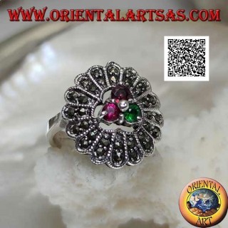 Anillo flor de plata con trío de rubí central y circonitas de color esmeralda y pétalos largos de marcasita