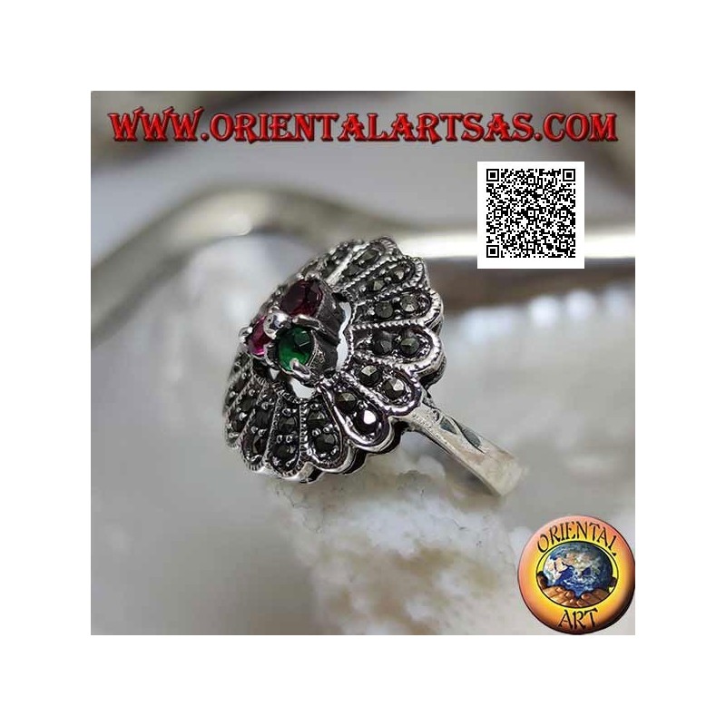 Anillo flor de plata con trío de rubí central y circonitas de color esmeralda y pétalos largos de marcasita
