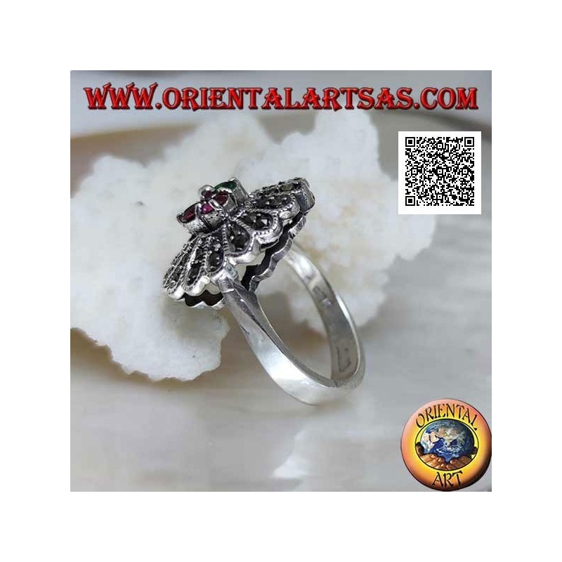 Anello in argento a fiore con tris di zirconi centrali color rubino e smeraldo e lunghi petali di marcassite