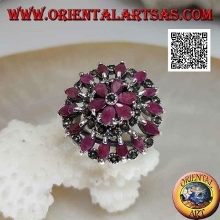 Anillo de plata en forma de gran rosetón con rubíes lanzadera naturales y marcasita alternando en círculos