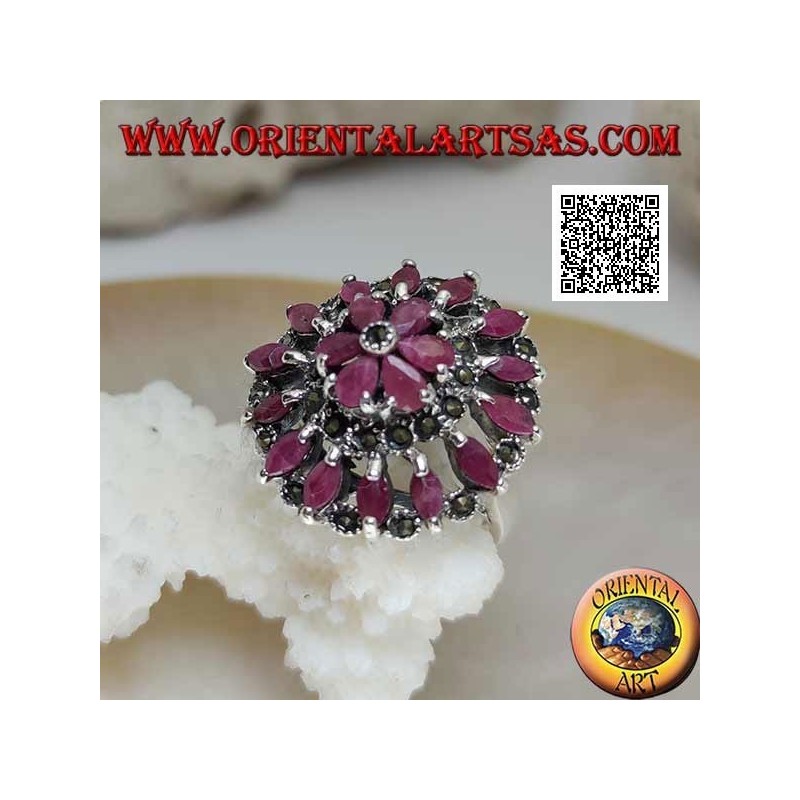 Anillo de plata en forma de gran rosetón con rubíes lanzadera naturales y marcasita alternando en círculos