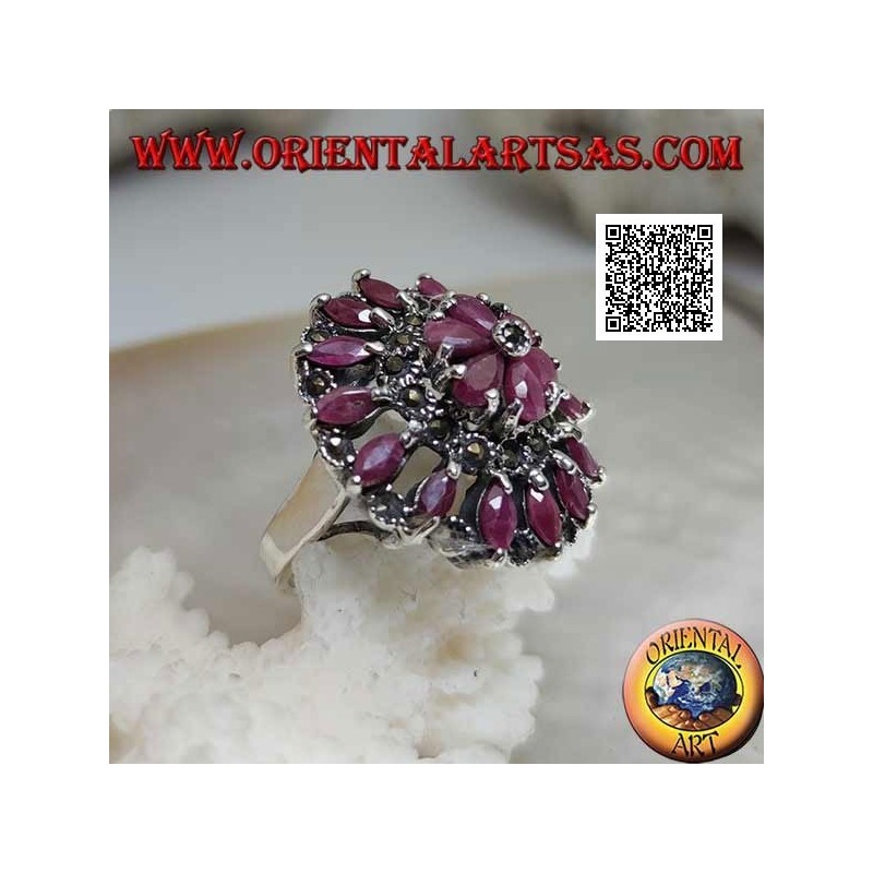 Anello in argento a forma di grande rosone con rubini naturali a navetta e marcassite alternati circolarmente