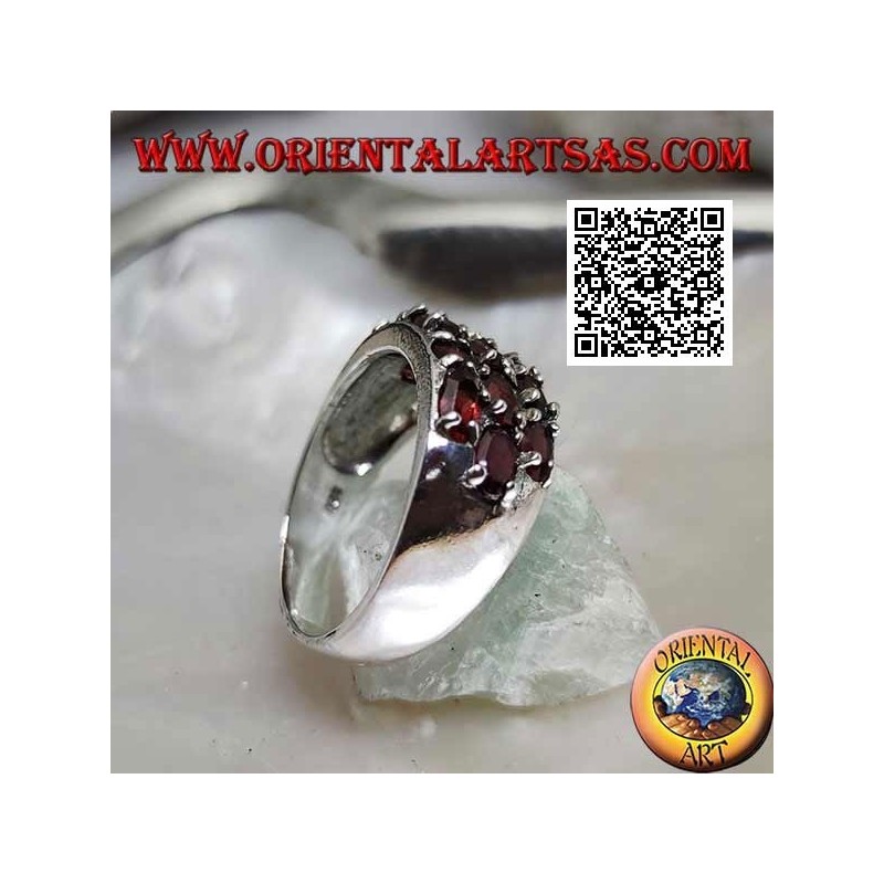 Anello in argento a fascia con tre file di granati naturali ovali incastonati a scacchiera