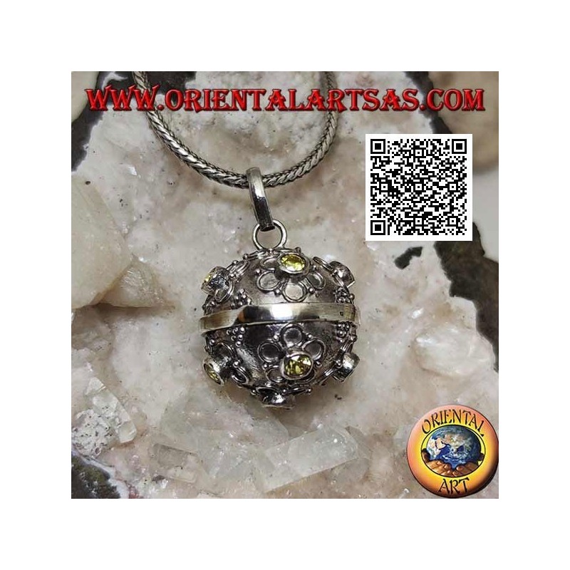 Ciondolo in argento "Richiamo degli Angeli" con fiorellini in rilievo e zircone giallo centrale (Ø 20mm.)