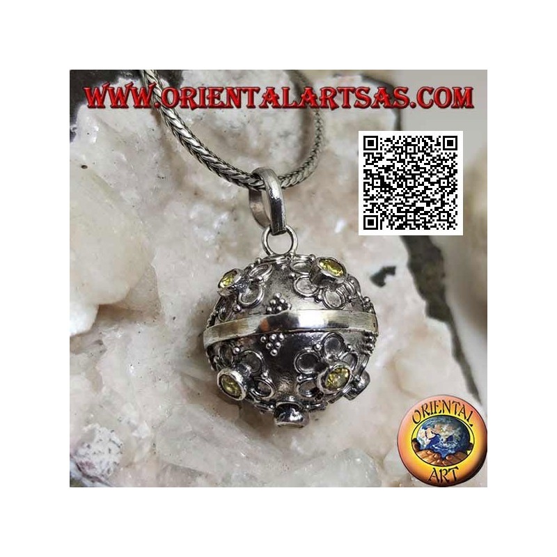 Silver pendant "Call of the Angels" with flowers in relief and central yellow zircon (Ø 20mm.)