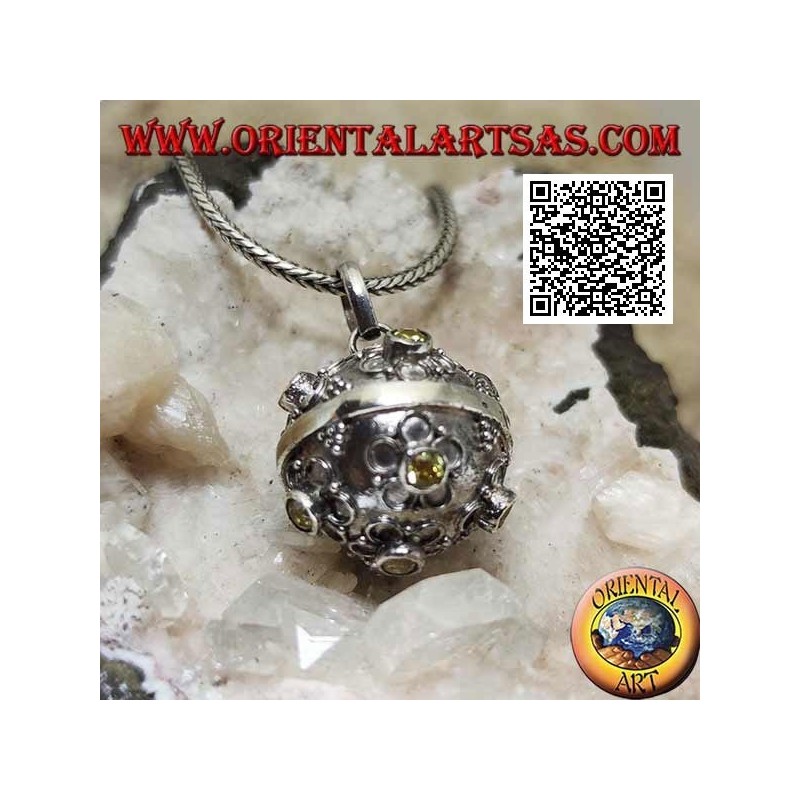 Pendentif en argent "Call of the Angels" avec fleurs en relief et zircon central jaune (Ø 20mm.)