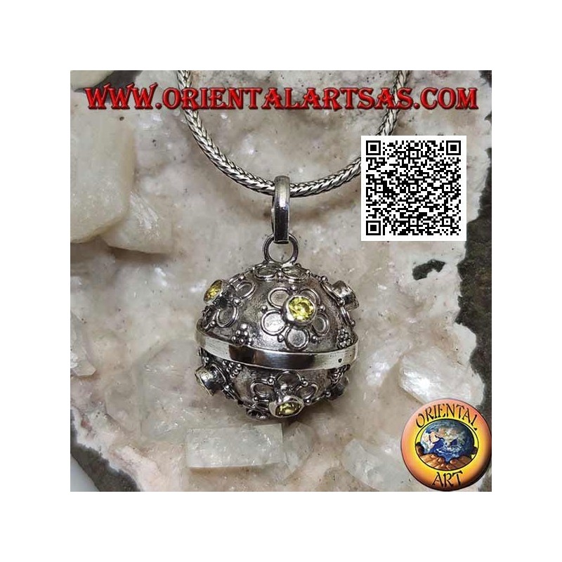 Silver pendant "Call of the Angels" with flowers in relief and central yellow zircon (Ø 20mm.)