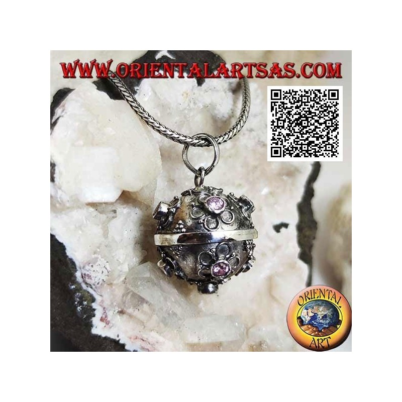 Pendentif en argent "Call of the Angels" avec fleurs en relief et zircon rose central (Ø 20mm.)