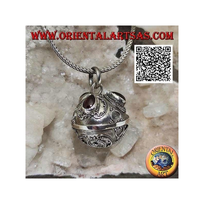 Pendentif en argent "Appel des Anges" à décor floral et grenats goutte (Ø 20mm.)