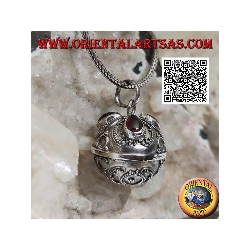 Pendentif en argent "Appel des Anges" à décor floral et grenats goutte (Ø 20mm.)