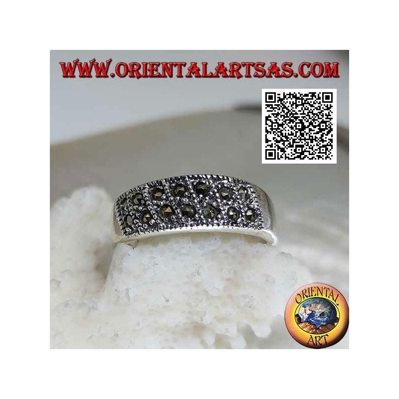 Anello in argento a fascia con file di due marcassite oblique sul davanti