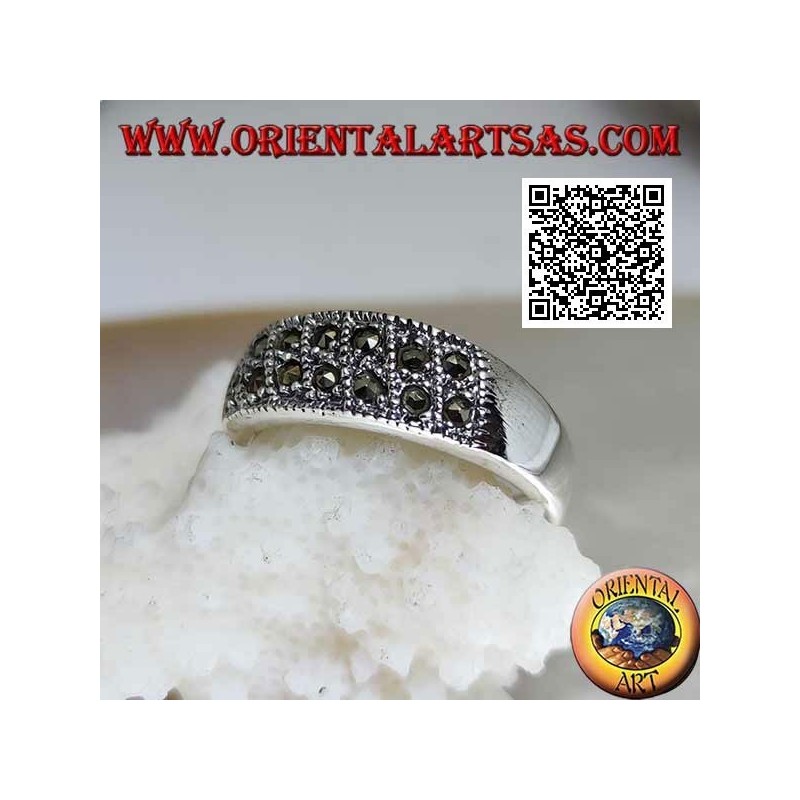Anello in argento a fascia con file di due marcassite oblique sul davanti