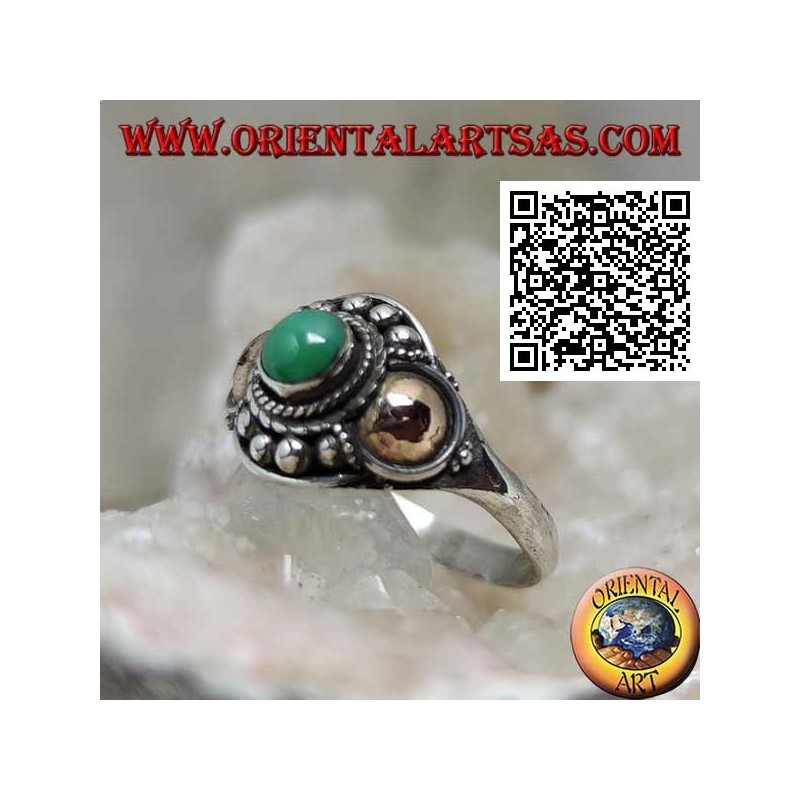 Anillo de plata con esfera de jade y placas de oro en los laterales
