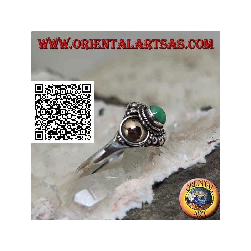Bague en argent avec une sphère de jade et des plaques d'or sur les côtés