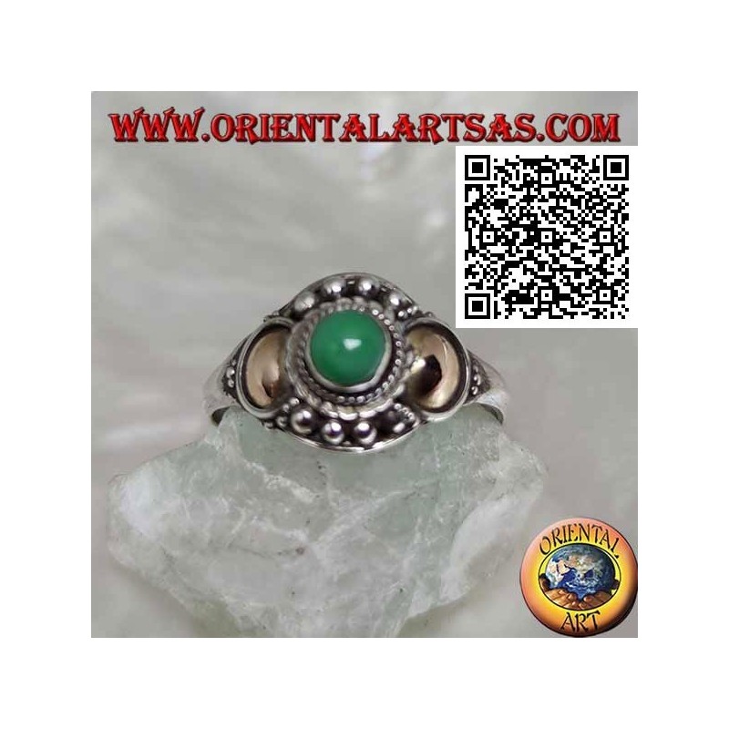 Anillo de plata con esfera de jade y placas de oro en los laterales