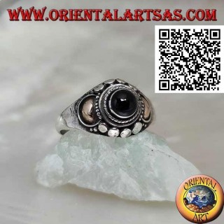 Anello in argento con una sfera in onice e piastrine in oro sui lati  