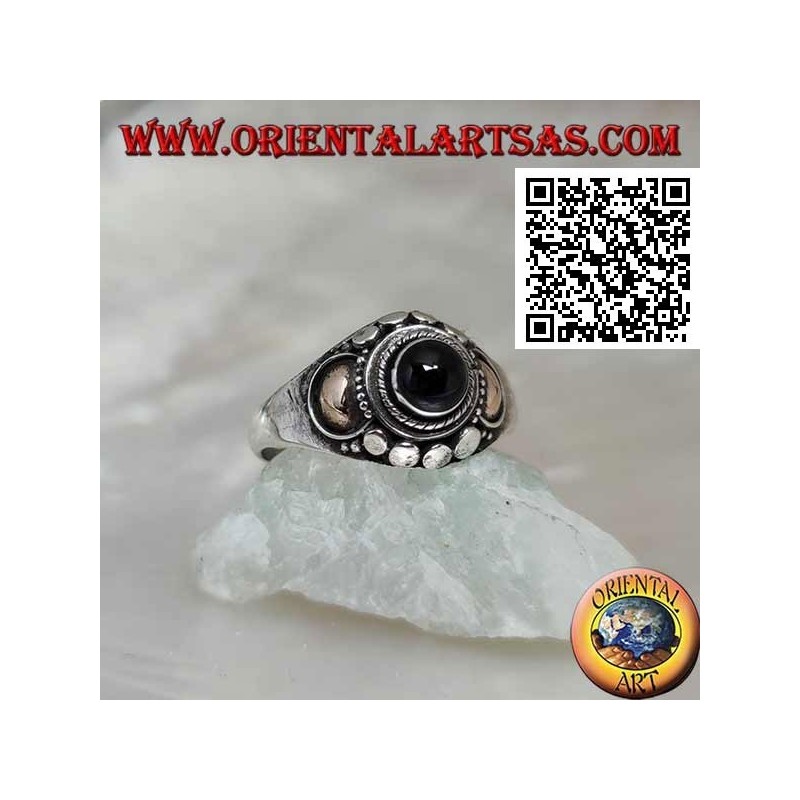 Anello in argento con una sfera in onice e piastrine in oro sui lati  