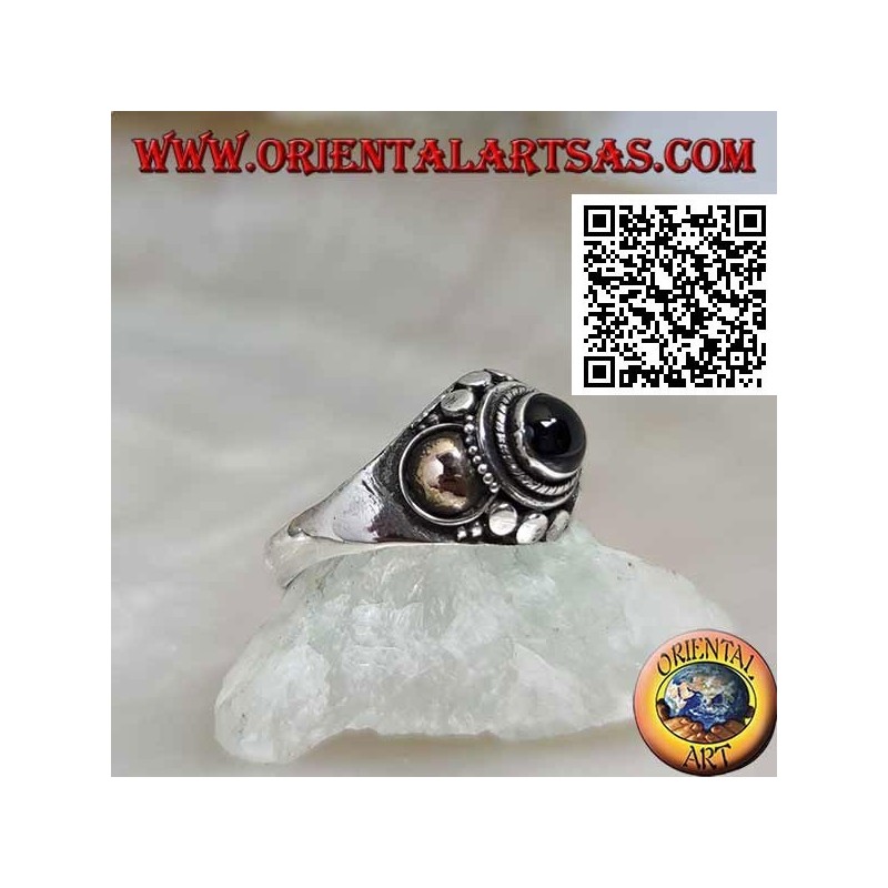 Anillo de plata con esfera de ónix y placas de oro en los laterales