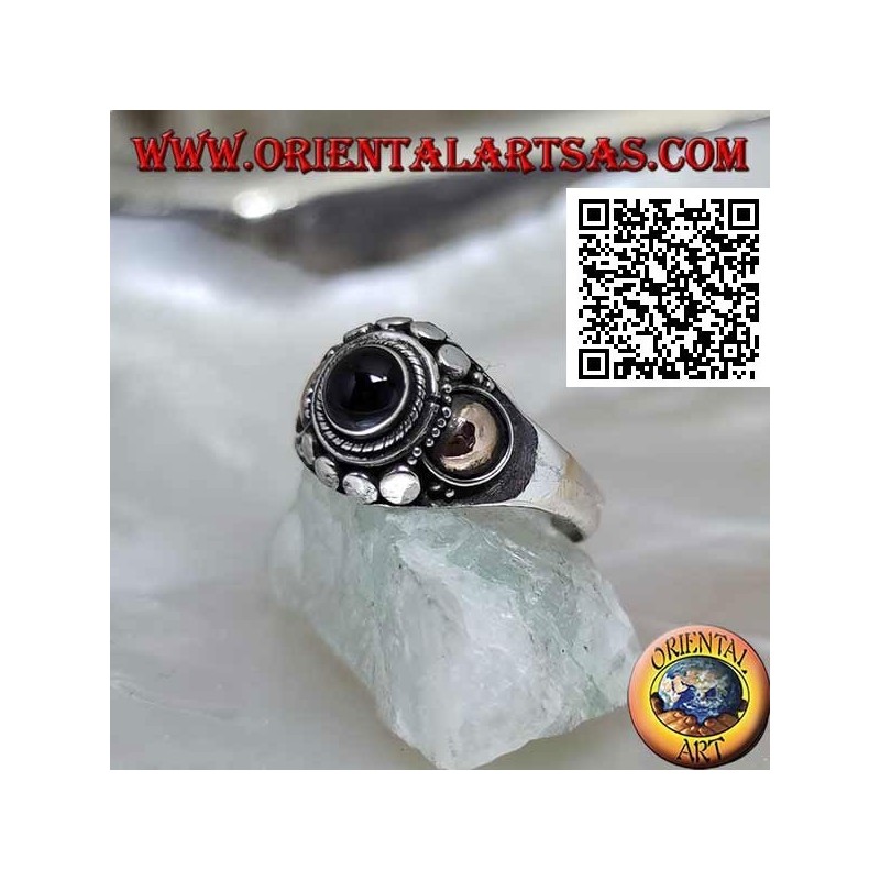 Bague en argent avec une sphère d'onyx et des plaques d'or sur les côtés