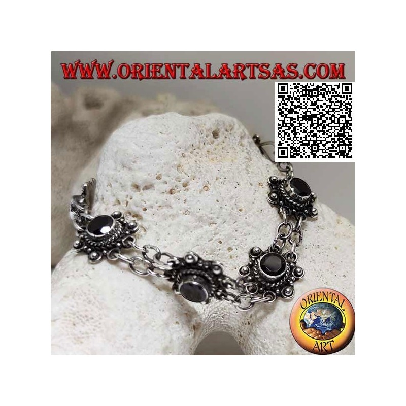 Bracciale in argento di 7 fiori con granato sfaccettato tondo centrale uniti da due catenine