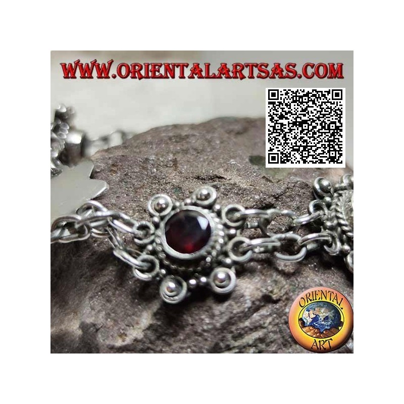 Bracelet en argent de 7 fleurs avec grenat rond facetté central réuni par deux chaînes