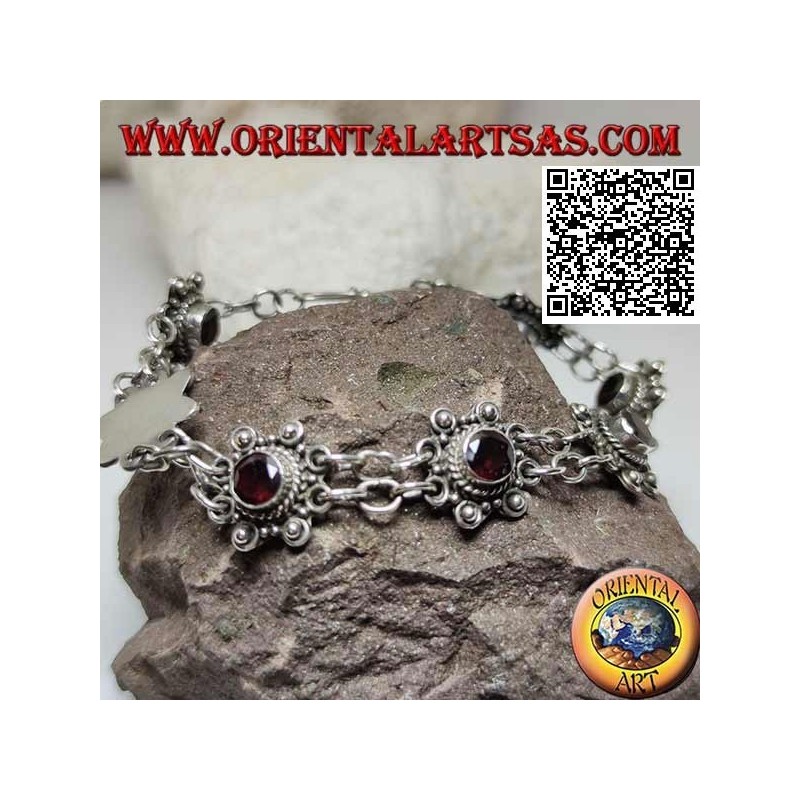 Silberarmband aus 7 Blumen mit zentralem, rundem, facettiertem Granat, verbunden durch zwei Ketten
