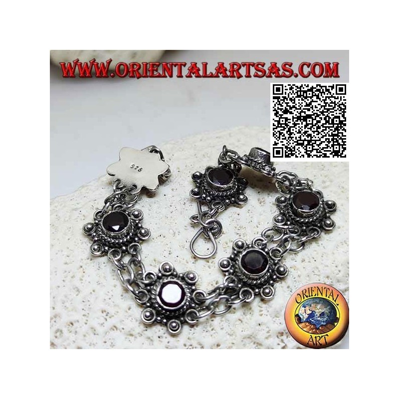 Silberarmband aus 7 Blumen mit zentralem, rundem, facettiertem Granat, verbunden durch zwei Ketten