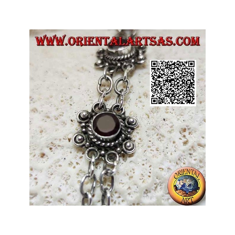 Bracciale in argento di 7 fiori con granato sfaccettato tondo centrale uniti da due catenine