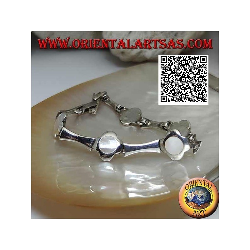 Pulsera de plata con 5 flores con nácar central alternando con placas rectangulares cóncavas