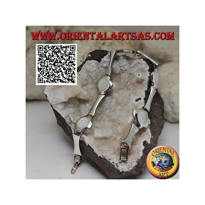 Bracelet en argent à 5 fleurs avec nacre centrale alternant avec des plaques rectangulaires concaves