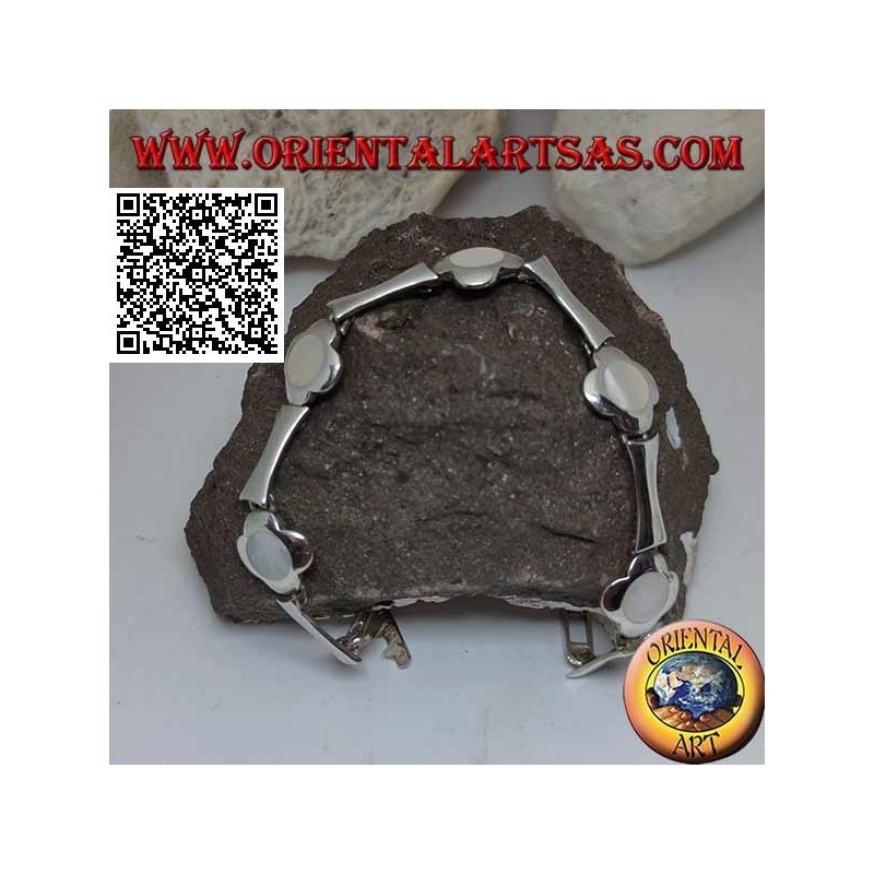 Pulsera de plata con 5 flores con nácar central alternando con placas rectangulares cóncavas