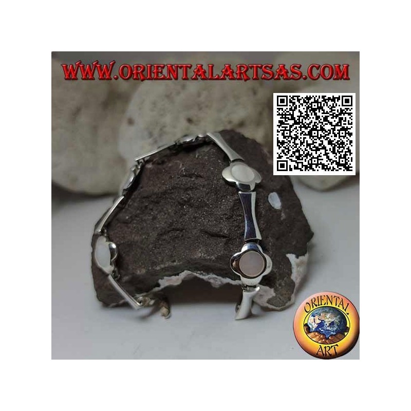 Pulsera de plata con 5 flores con nácar central alternando con placas rectangulares cóncavas
