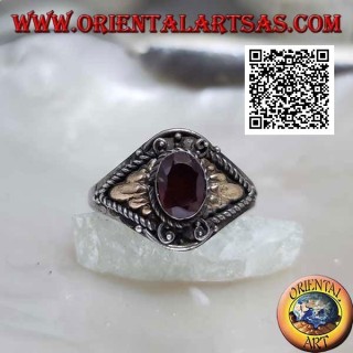 Anello in argento con granato ovale e cordini a triangoli con piastrina d'oro