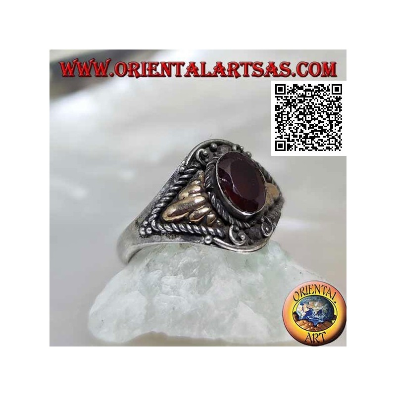 Bague en argent avec grenat ovale et cordons triangulaires avec plaque d'or