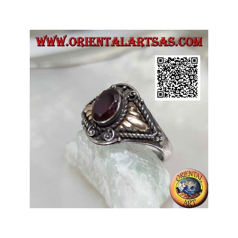 Bague en argent avec grenat ovale et cordons triangulaires avec plaque d'or
