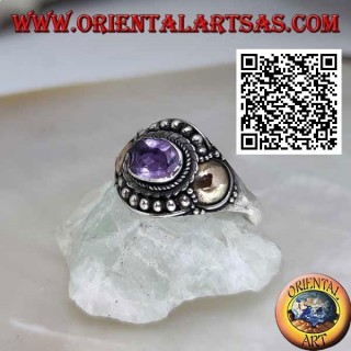 Anillo de plata con amatista ovalada, bolas y láminas de disco de oro