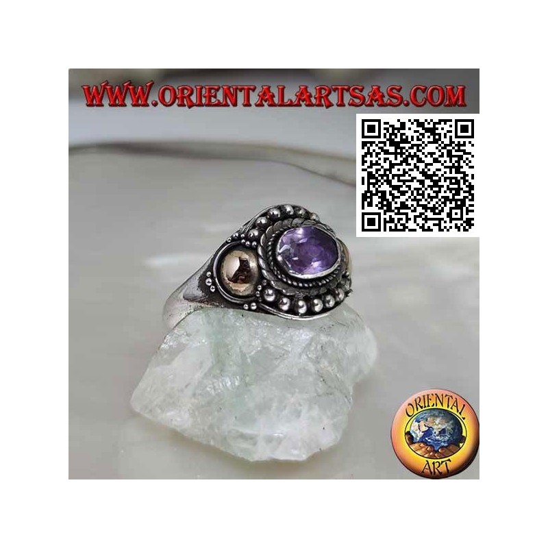 Anillo de plata con amatista ovalada, bolas y láminas de disco de oro