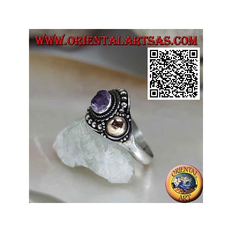 Anillo de plata con amatista ovalada, bolas y láminas de disco de oro